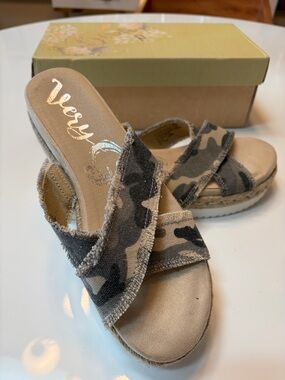 #591 NIB Very G Neutral Beige Camo Espadrille Slides